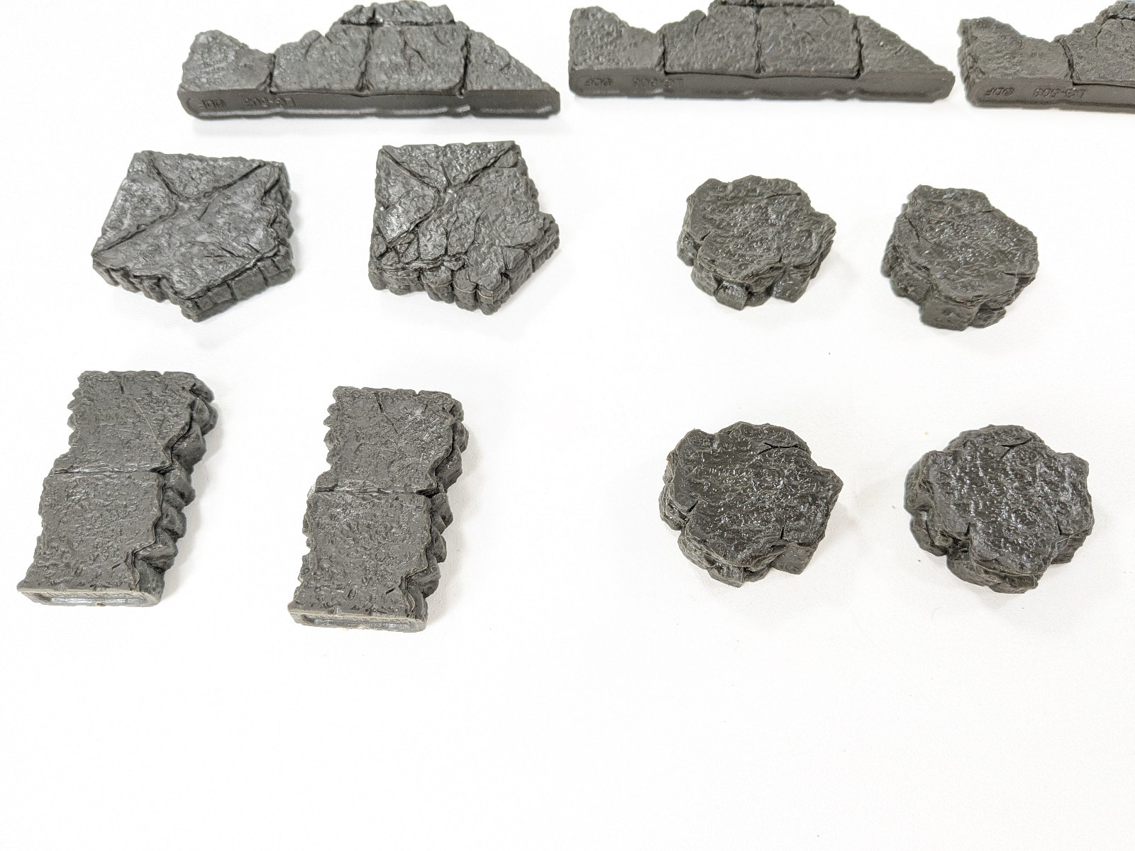 Dwarven Forge - Angled Ledges Add-On Pack (Black Unpainted)