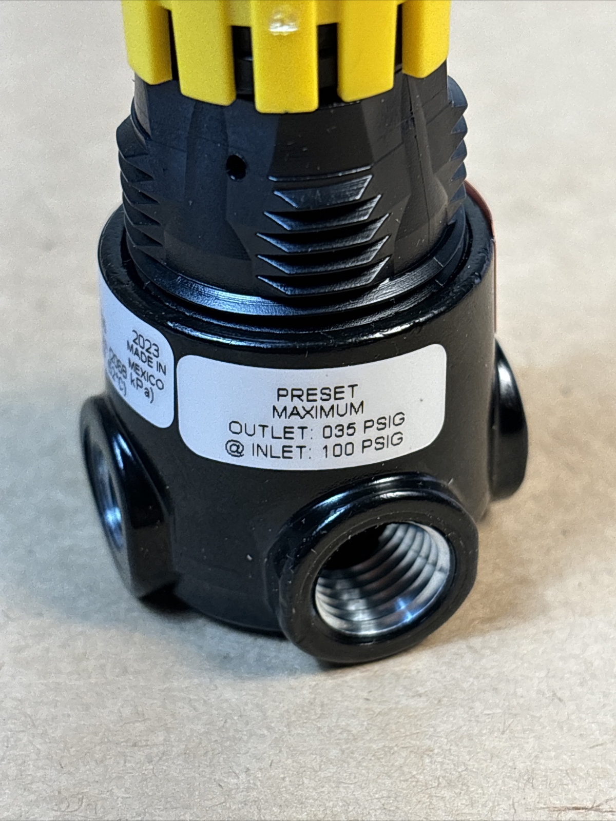 PARKER 14R111JCP035 PRESSURE REGULATOR 1/8" NPT 1/4" NPT Preset At 35psig Outlet