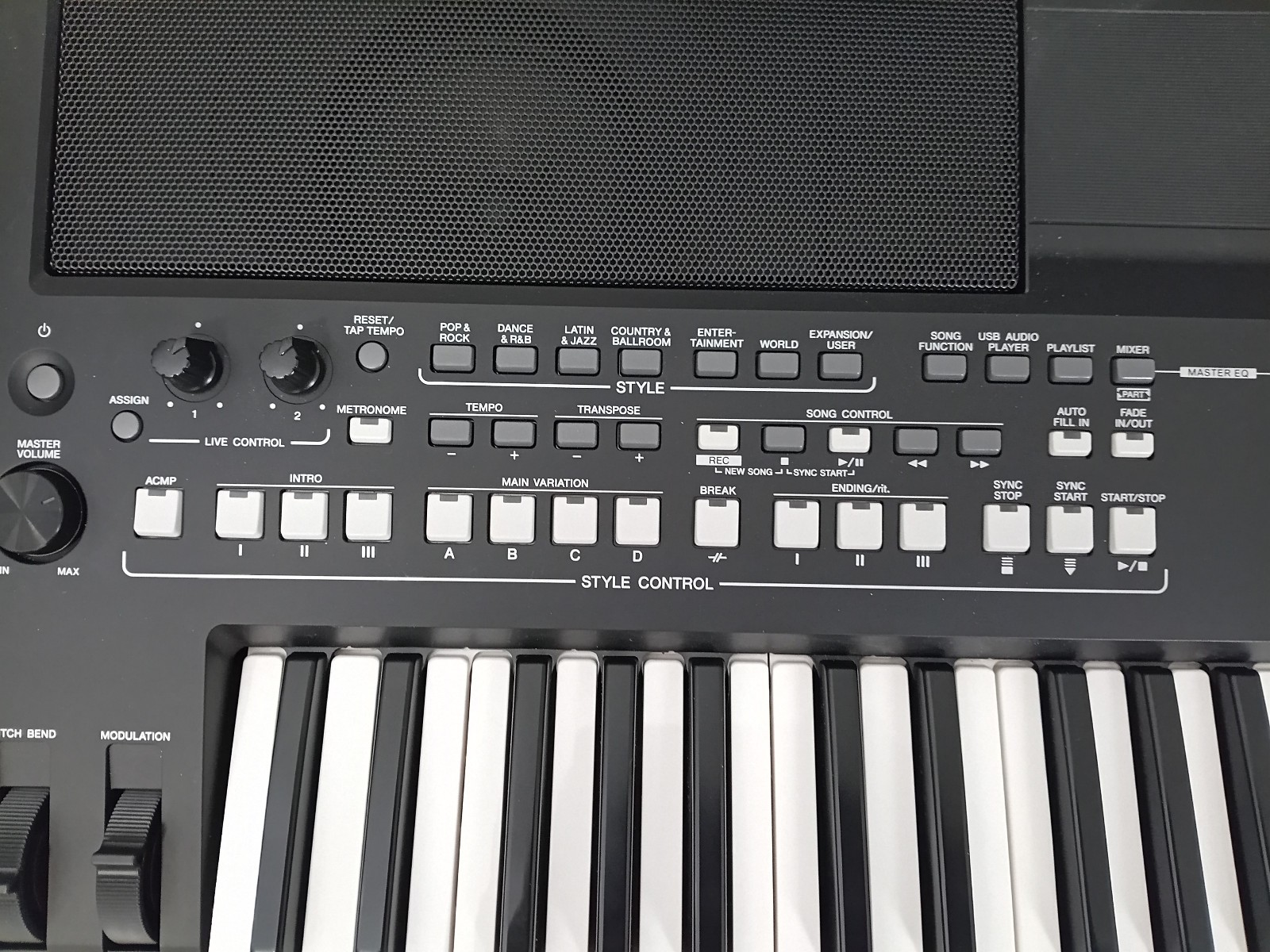 Yamaha PSR-SX600 61-Key Digital Keyboard