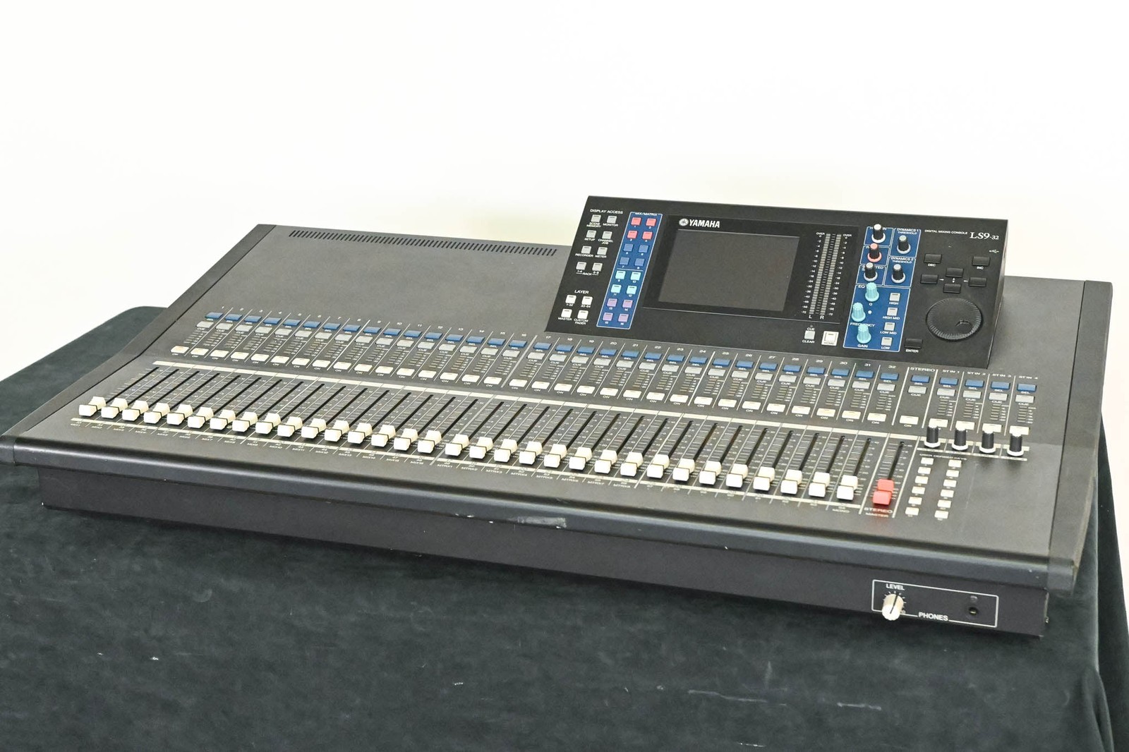 Yamaha LS9-32 32-Input Digital Mixing Console CG01B42