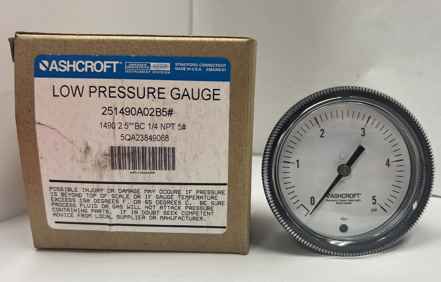 (1) New Ashcroft Low Pressure Gauge 251490A02B5# 1490 2.5" B/C 1/4 NPT 5#