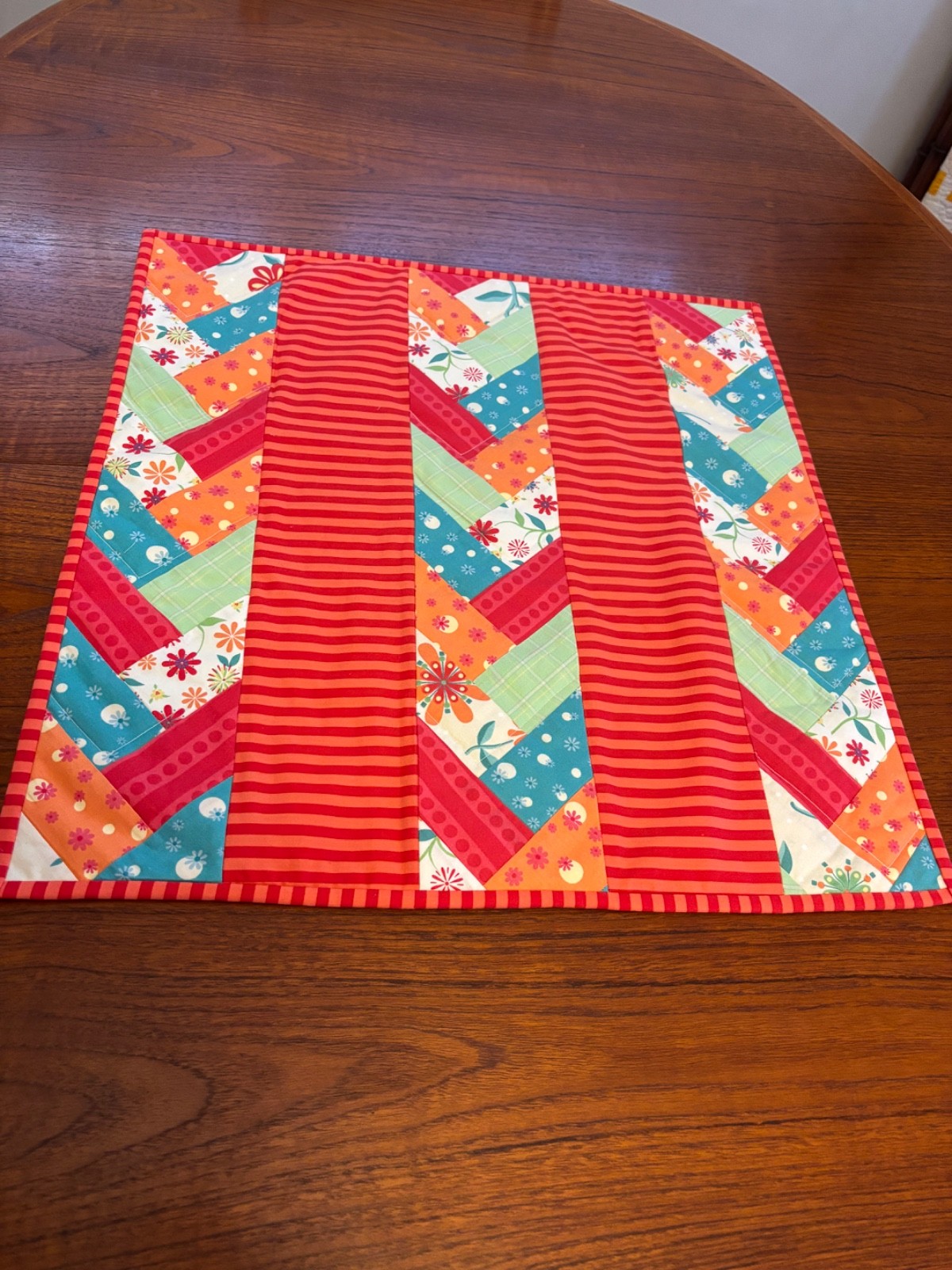 PIECIED AND MACHINE QUILTED TABLE PIECE 19 X 20"