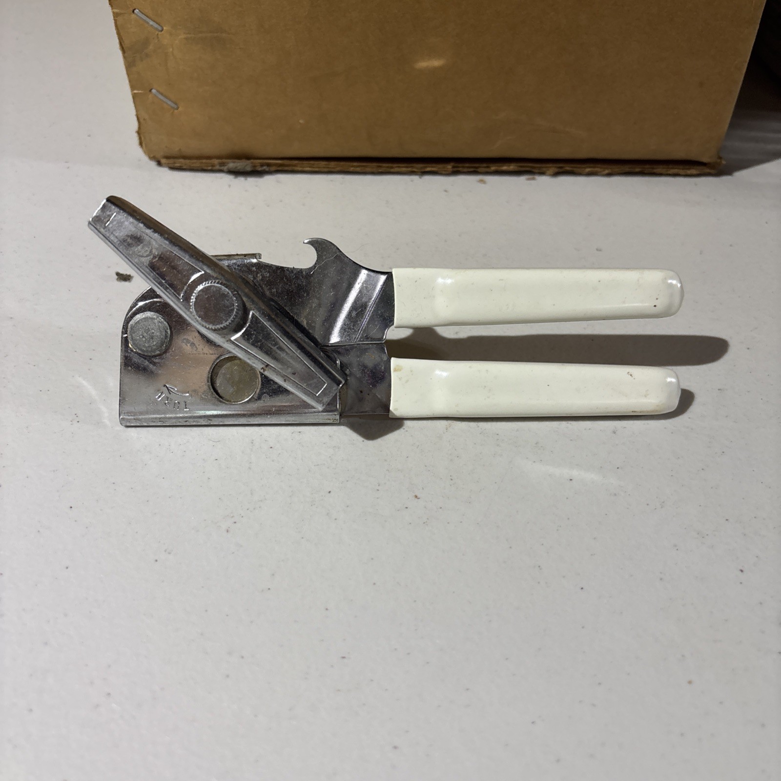 Vintage SWING-A-WAY Swing Away Can Opener White Grips USA