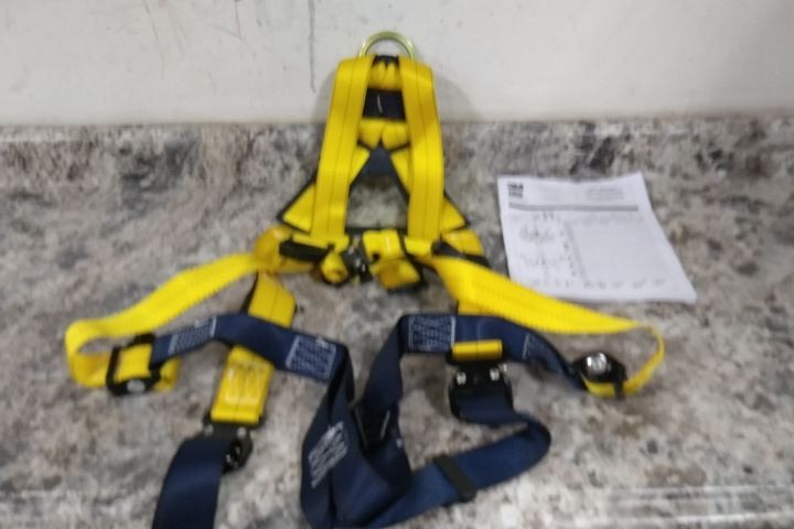 3M DBI-Sala 1110600 Universal Size 420 Lb Weight Cap Full Body Harness