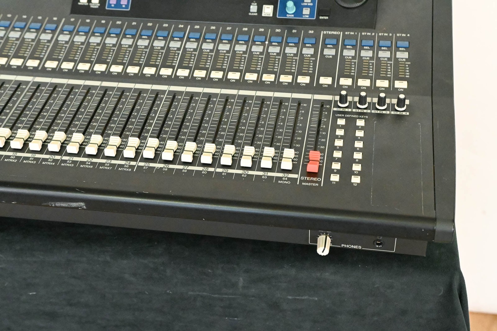 Yamaha LS9-32 32-Input Digital Mixing Console CG01B42
