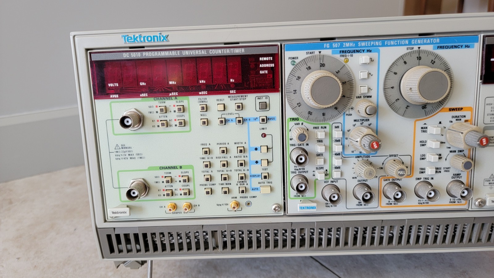 Tektronix TM5006 CHASSIS with DC5010 + FG-507 + PS-5010 MODULES