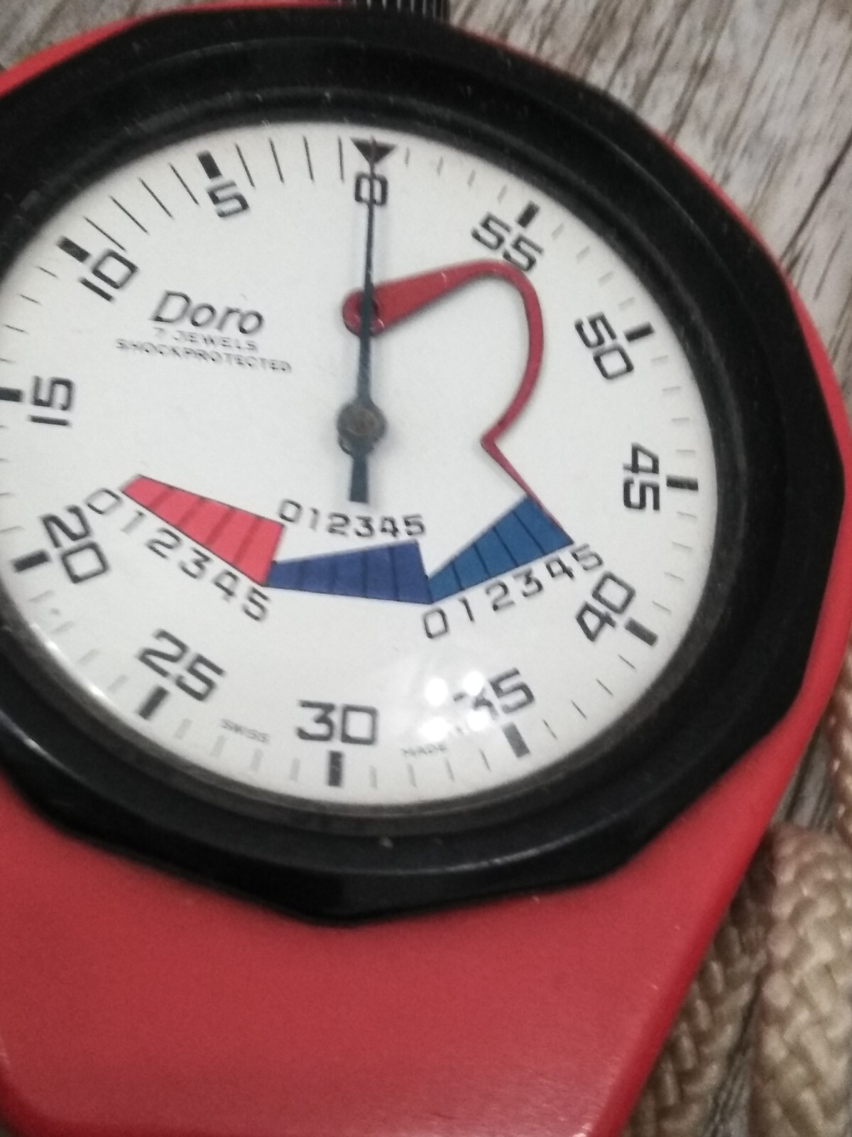 VTG. DORO SHOCK-PROTECTED ANTIMAGNETIC WATER-PROTECTED STOPWATCH W/CORD