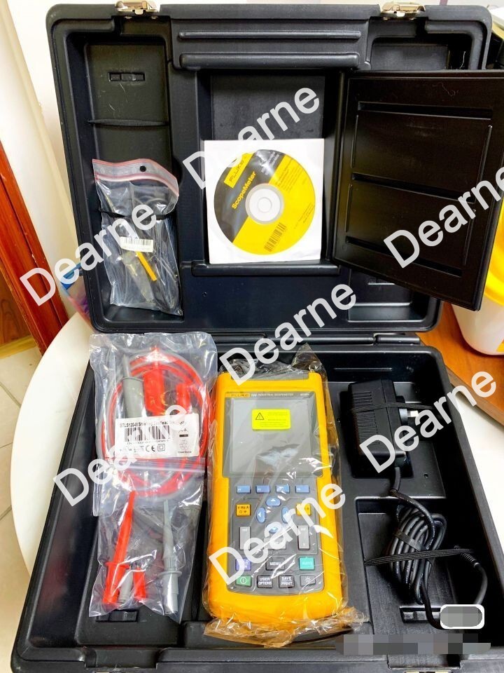 Fluke 124 Industrial ScopeMeter Hand-Held Oscilloscope, 40 MHz//#/