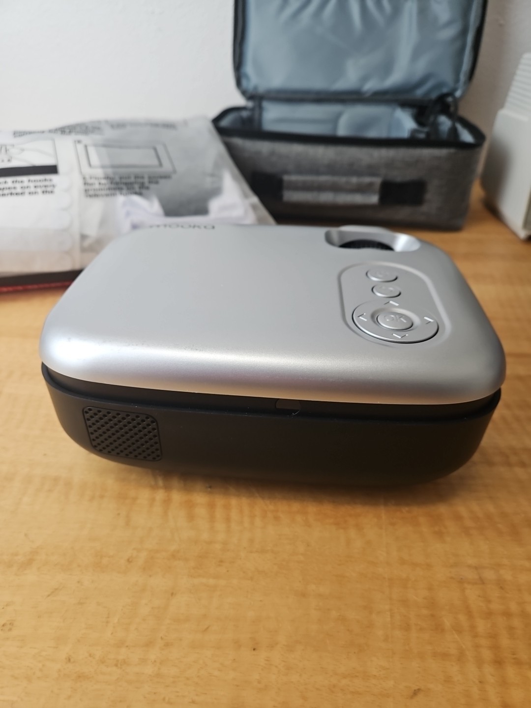 Mooka: Mini LCD Video Projector - RD-823 in soft case AND 120" projector screen