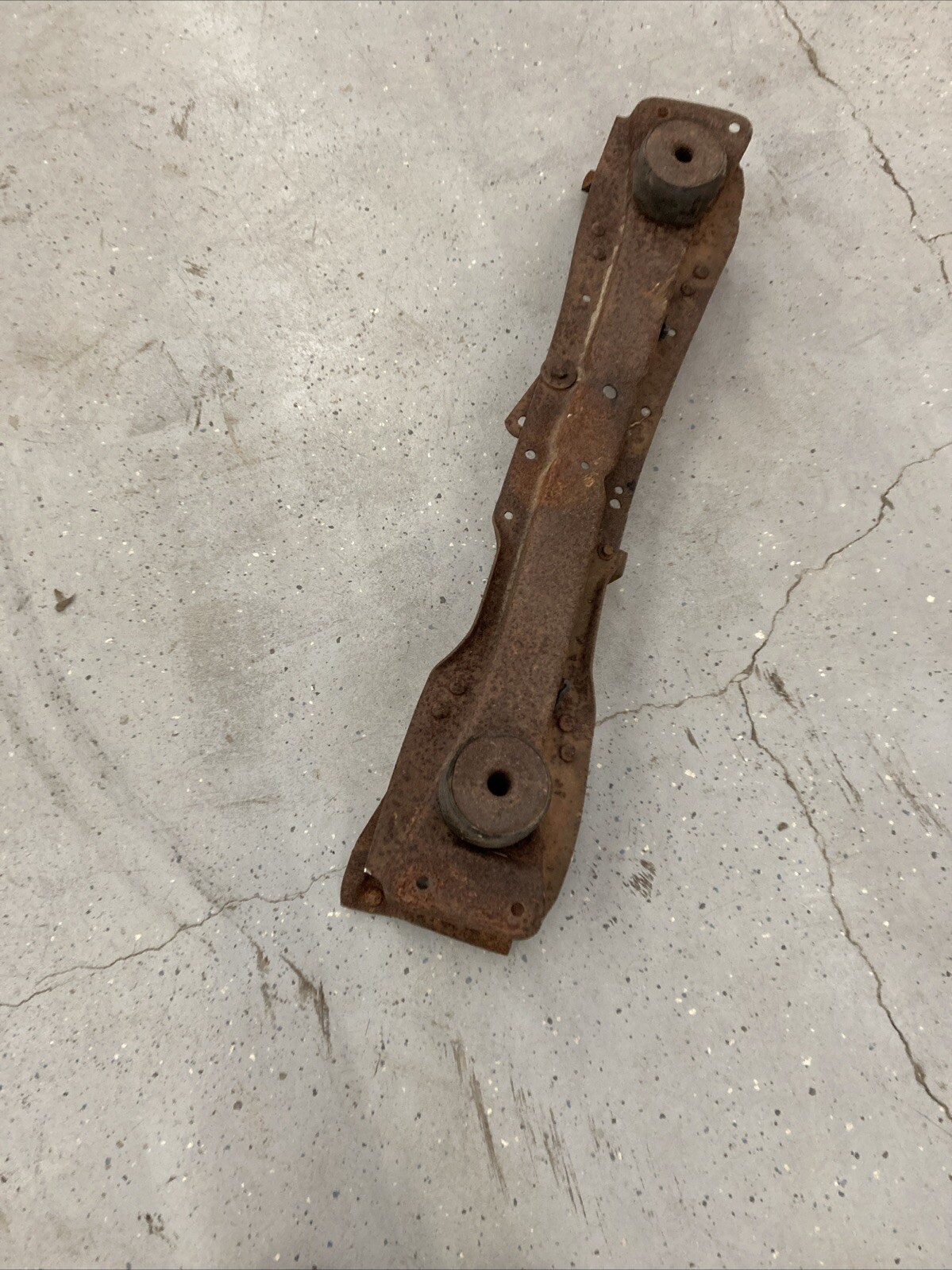 1980 1981 Ford f150 FRAME CROSSMEMBER Rail F100 2WD cab support mount bracket