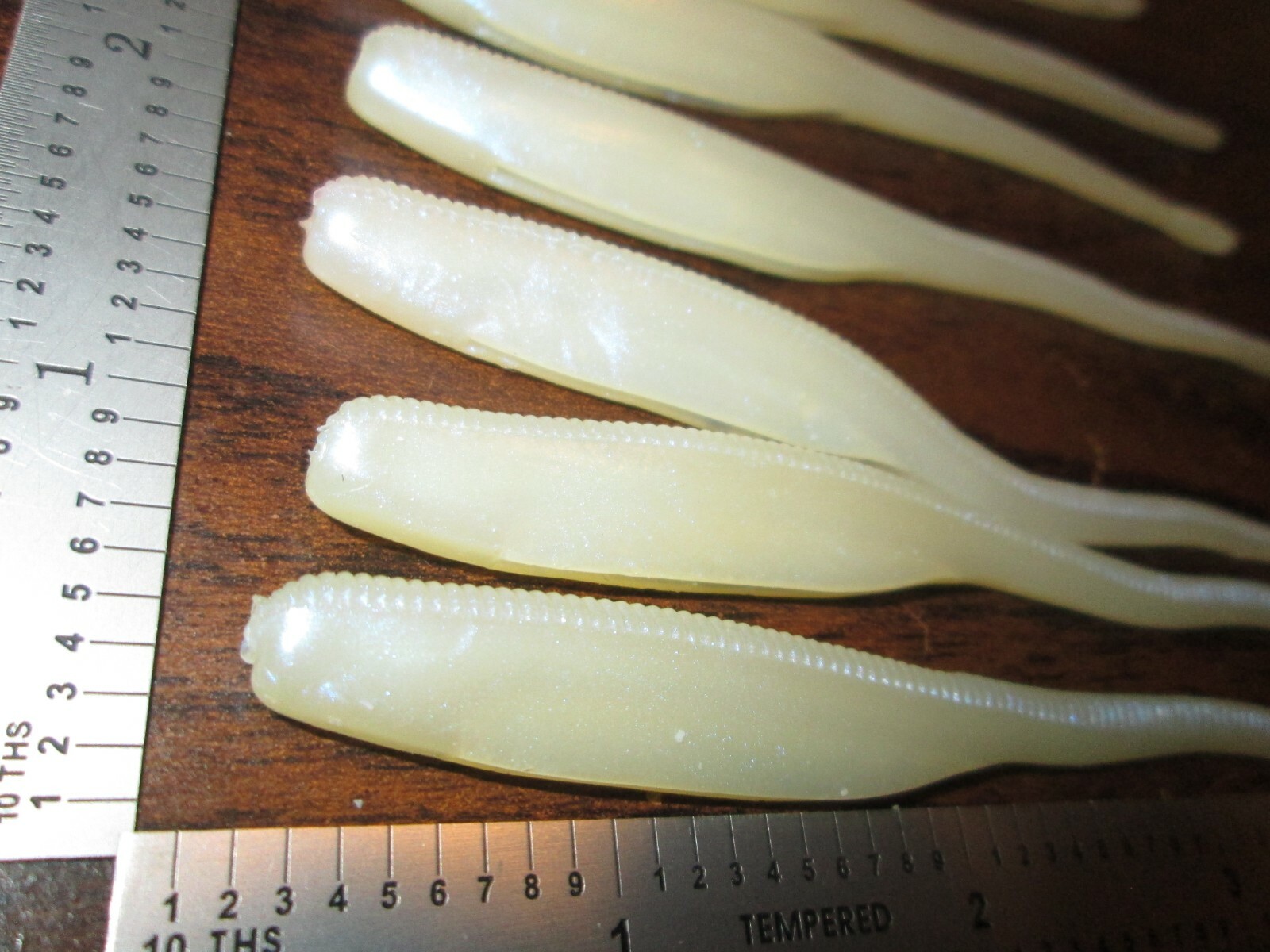 25 PCS. SOFT PLASTIC BAIT - (4" LONG) PEARL WHITE ( WILL STRETCH OVER 24" LONG''
