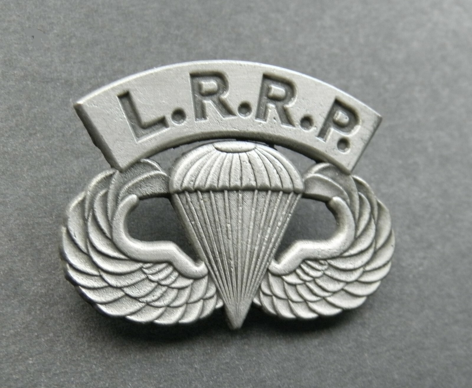 LONG RANGE RECONNAISSANCE PATROL PARATROOPER WINGS LAPEL PIN BADGE 1.25 LRRP
