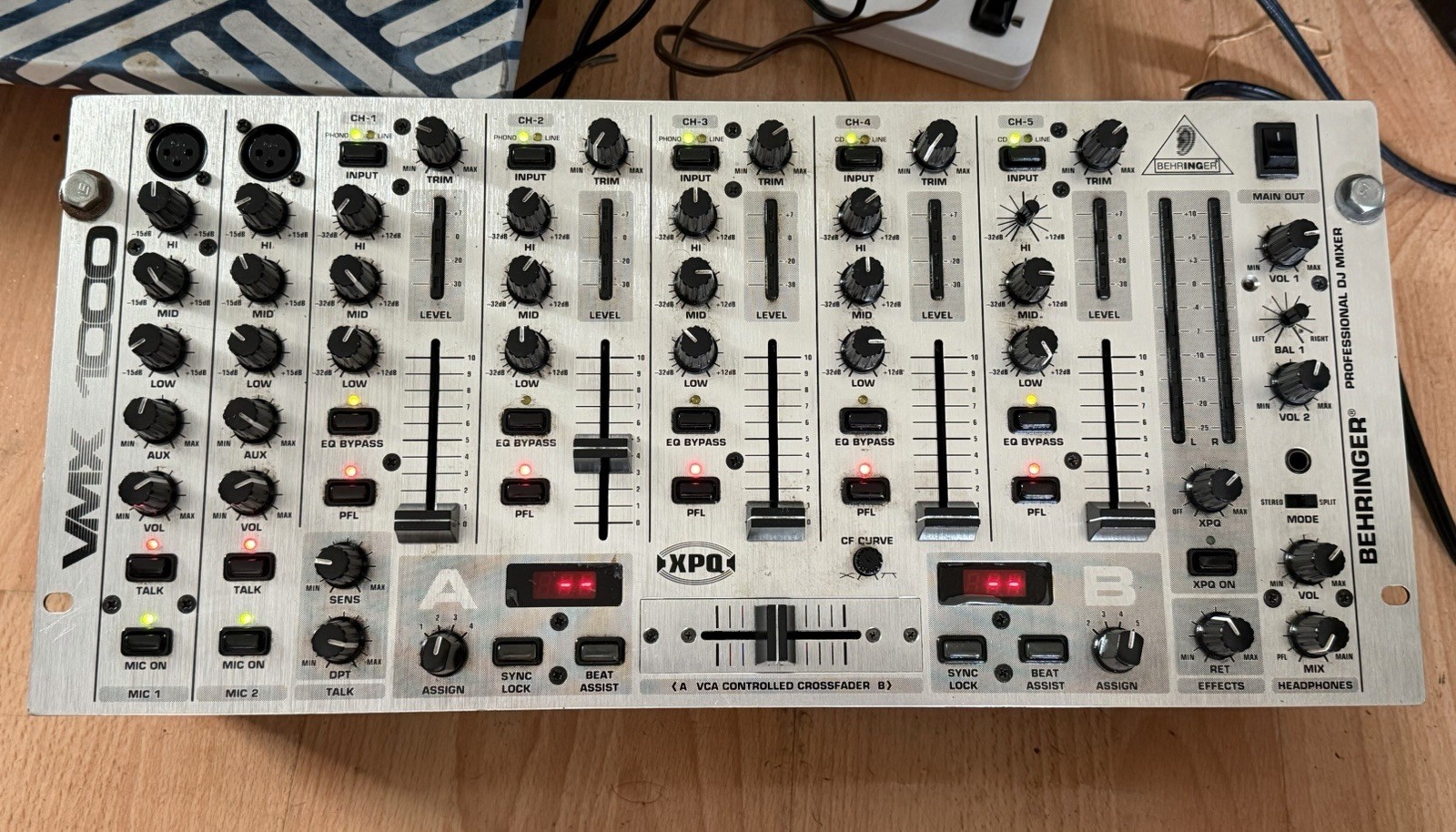 Behringer VMX 1000 Pro DJ Mixer