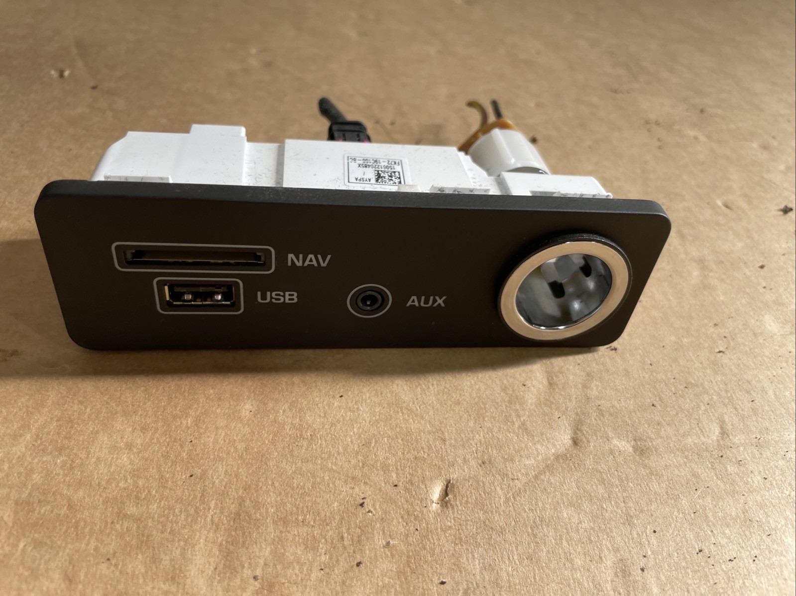 JAGUAR XE X760 AUX IN USB 12 V PORT SOCKET FK72-19C166-BC 2015