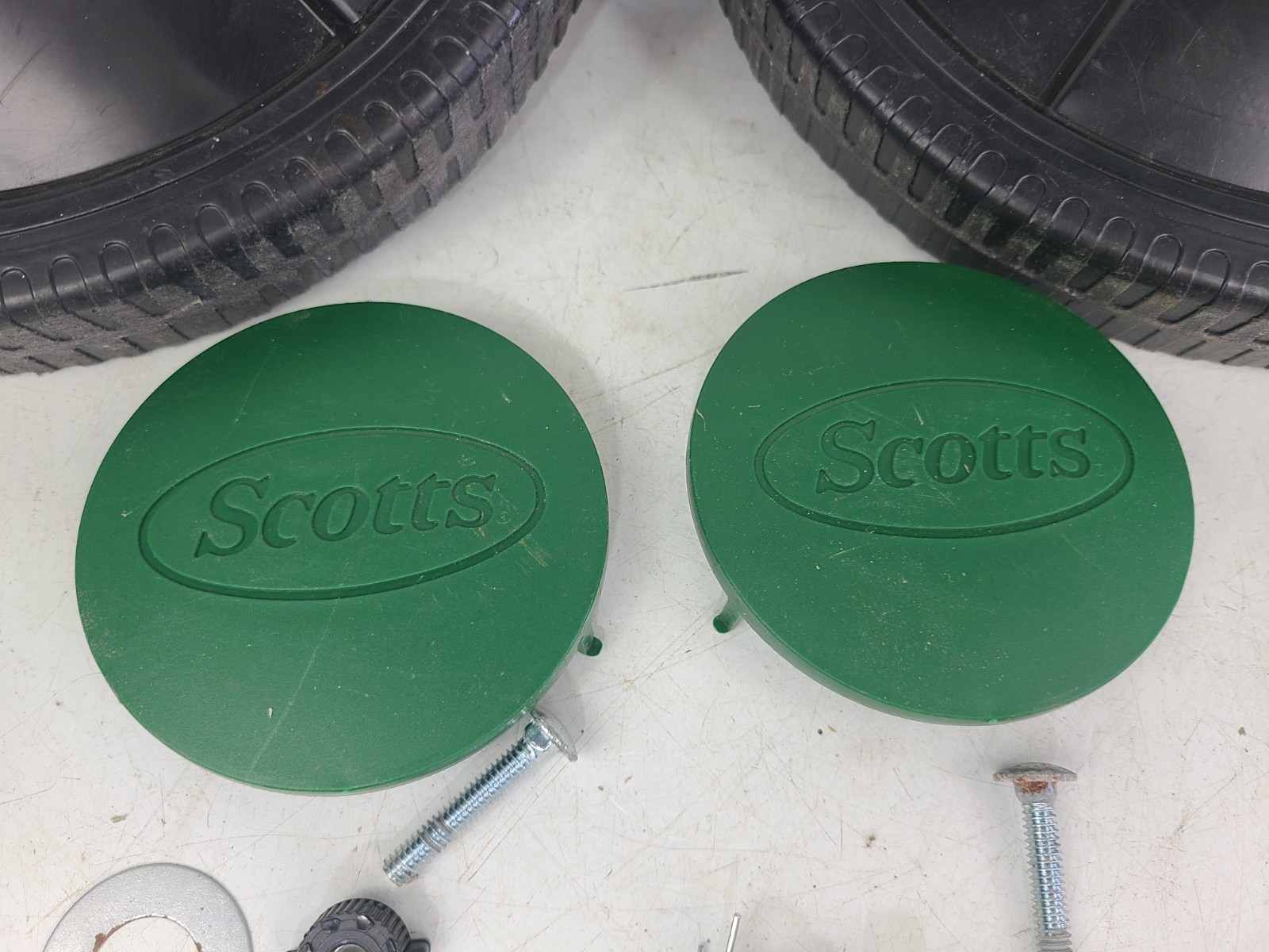 Scotts AccuGreen 2000 Adjustable Broadcast Spreader Wheel Set