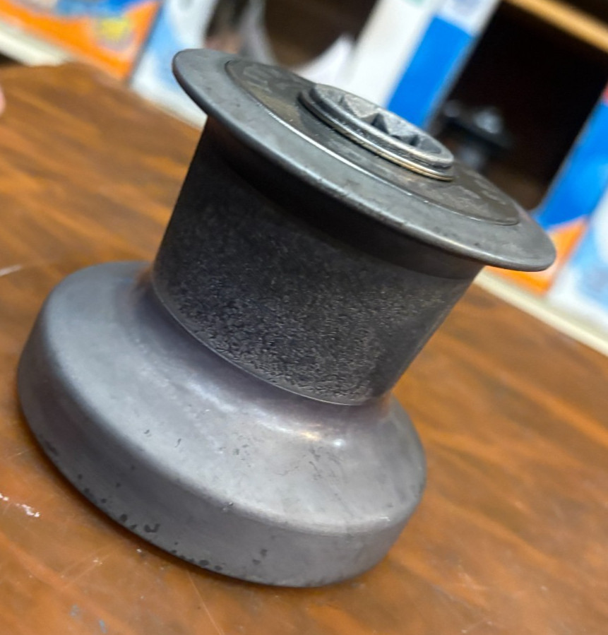 LEWMAR 6 SINGLE SPD WINCH GREY ANODIZED BASE 3 3/4 DRUM 2 3/8 HEIGHT 3 1/4