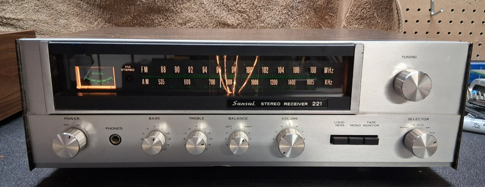 Vintage Sansui 221 Stereo Receiver, Works Fine, Dial glass broken