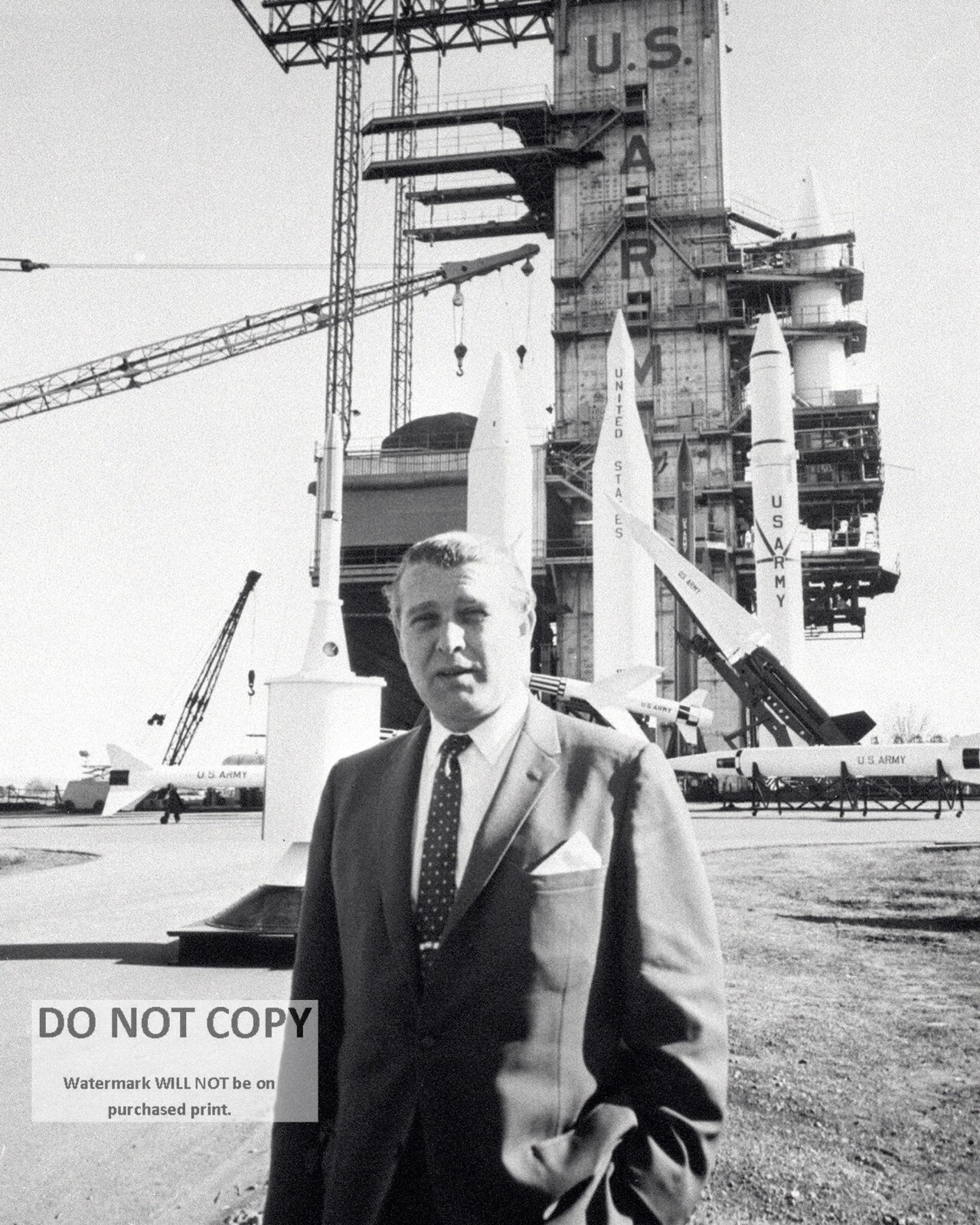 WERNHER VON BRAUN STANDS IN FRONT OF ARMY MISSILES - 8X10 NASA PHOTO (EP-336)