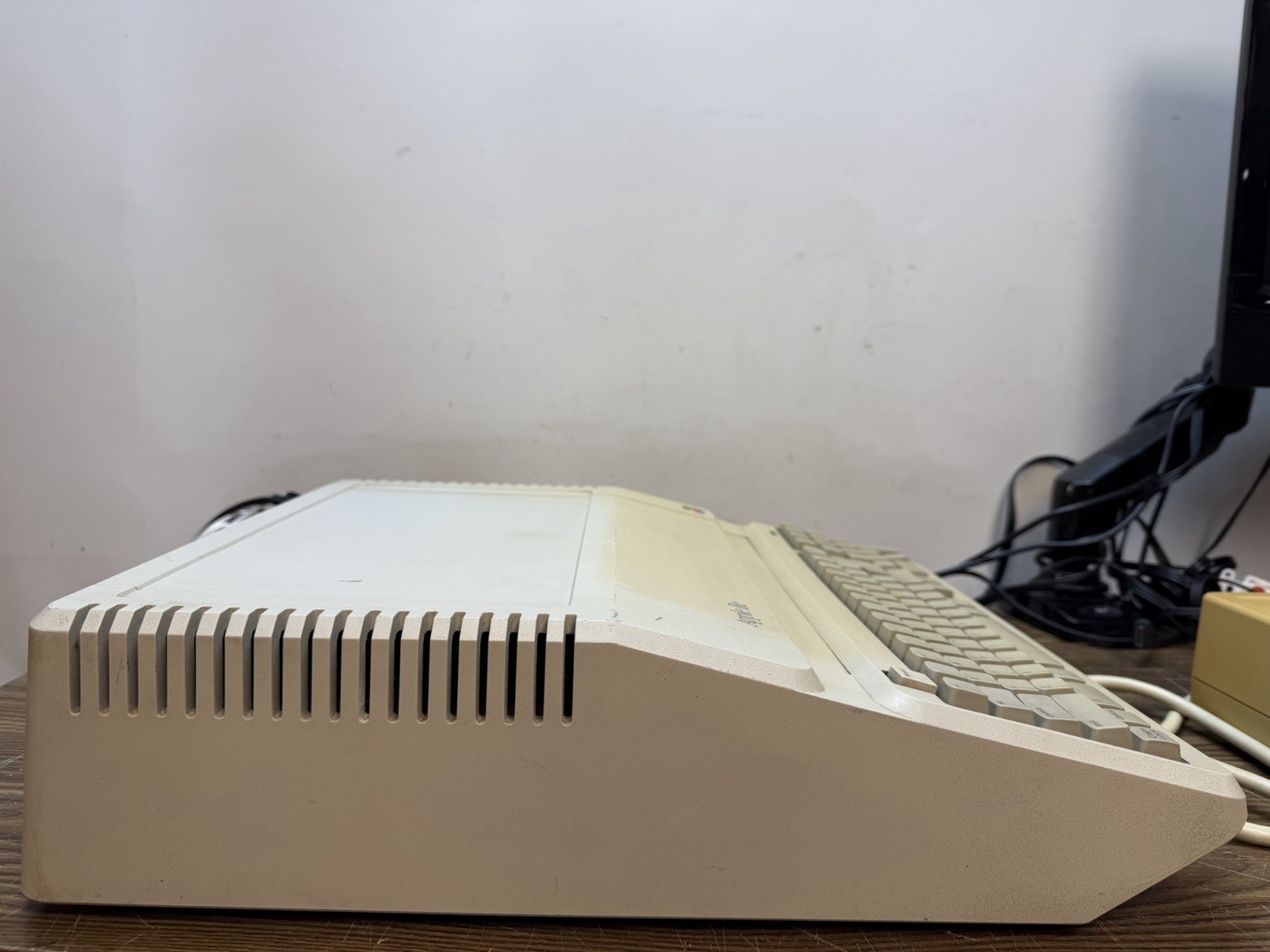 VINTAGE APPLE IIE PLATINUM WORKS WITH DISK CONTROLLER AND DRIVE MISSING KEY