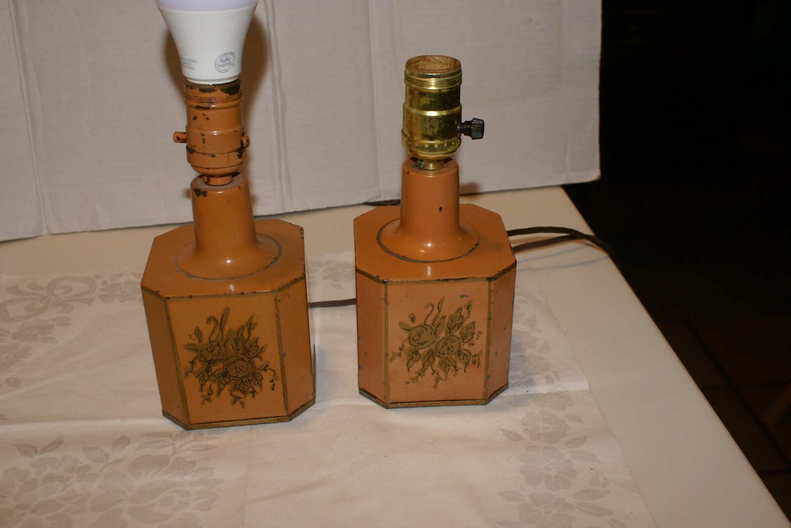 2 Vintage TIN CANNISTERS HAND PAINTED Table LAMPS KANNE & BESSANT 8 1/4"H