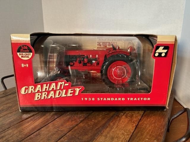 2004 ERTL GRAHAM-BRADLEY 1:16 SCALE 1938 WIDE FRONT END STANDARD TRACTOR (NRFB)