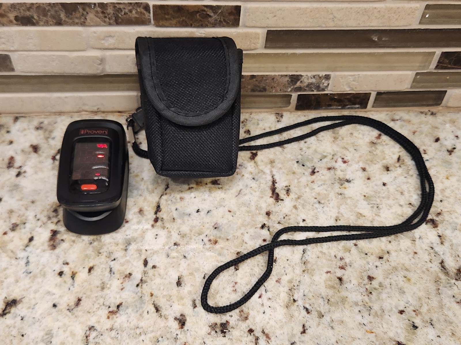 iProven Pulse Oximeter OXI-27BL w/ Case