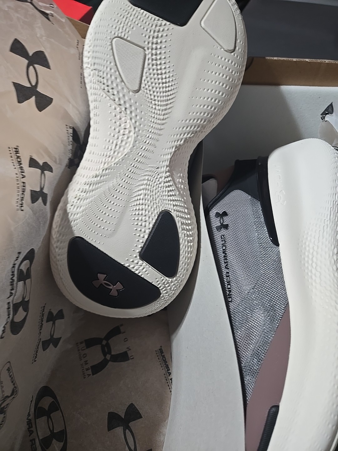 Brand New Under Armour Nova Summit running shoes - Unisex Black/White + FREEBIES