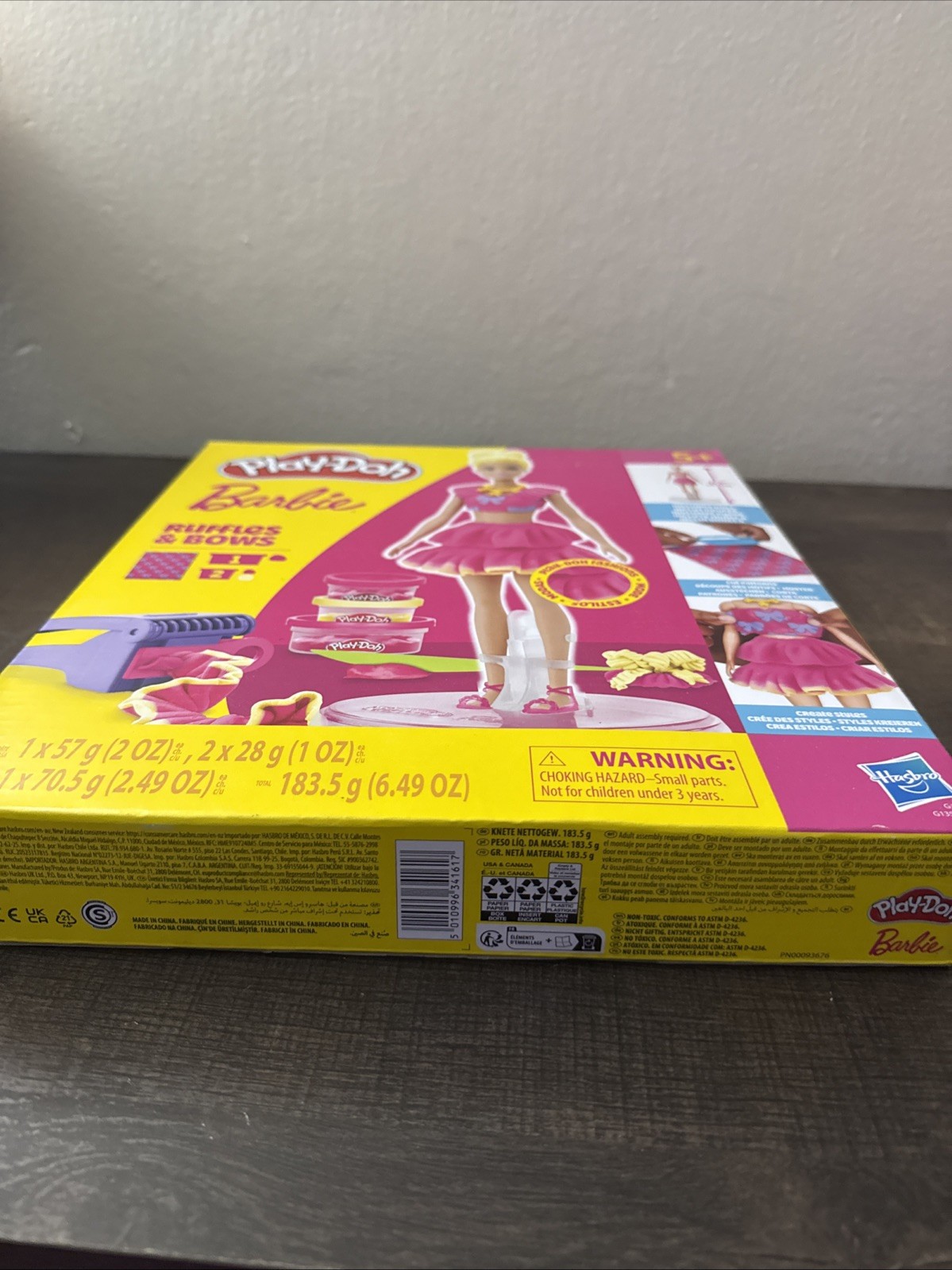 PLAY-DOH BARBIE RUFFLES & BOWS. NEW