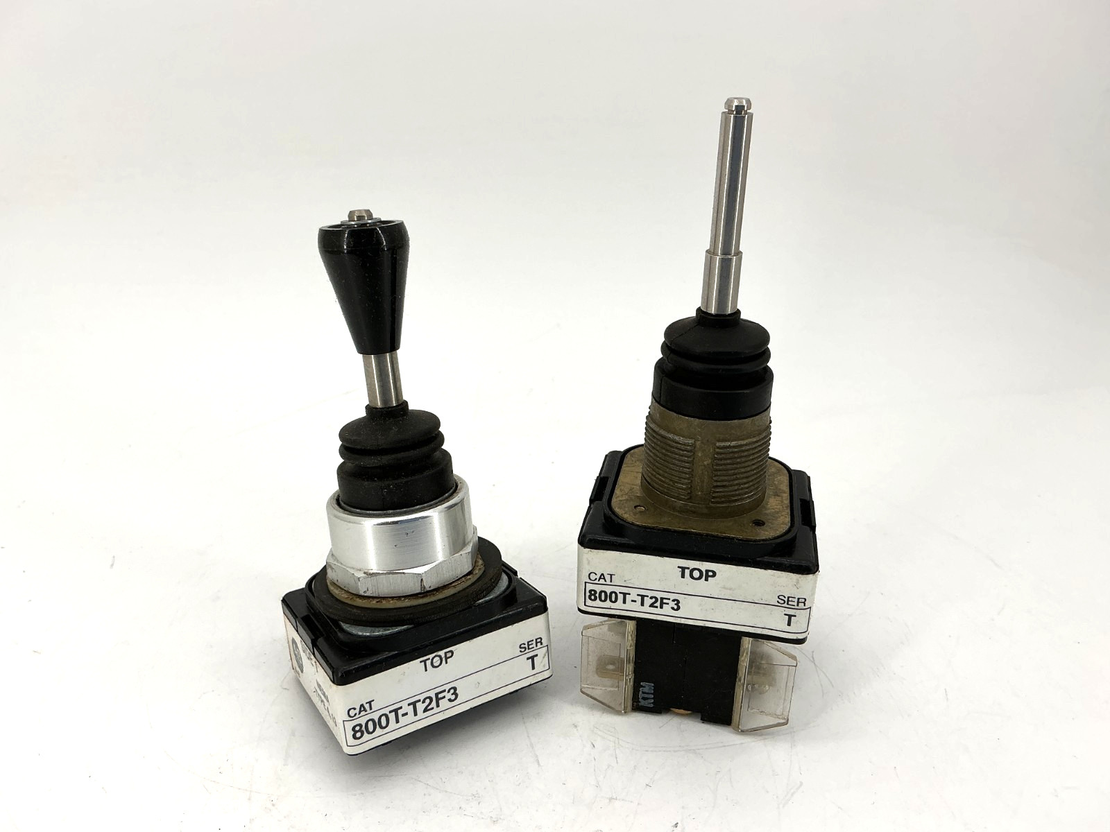 Lot of 2 Allen Bradley 800T-T2F3 Ser T Toggle Switch 2-Way MISSING HANDLE CAP