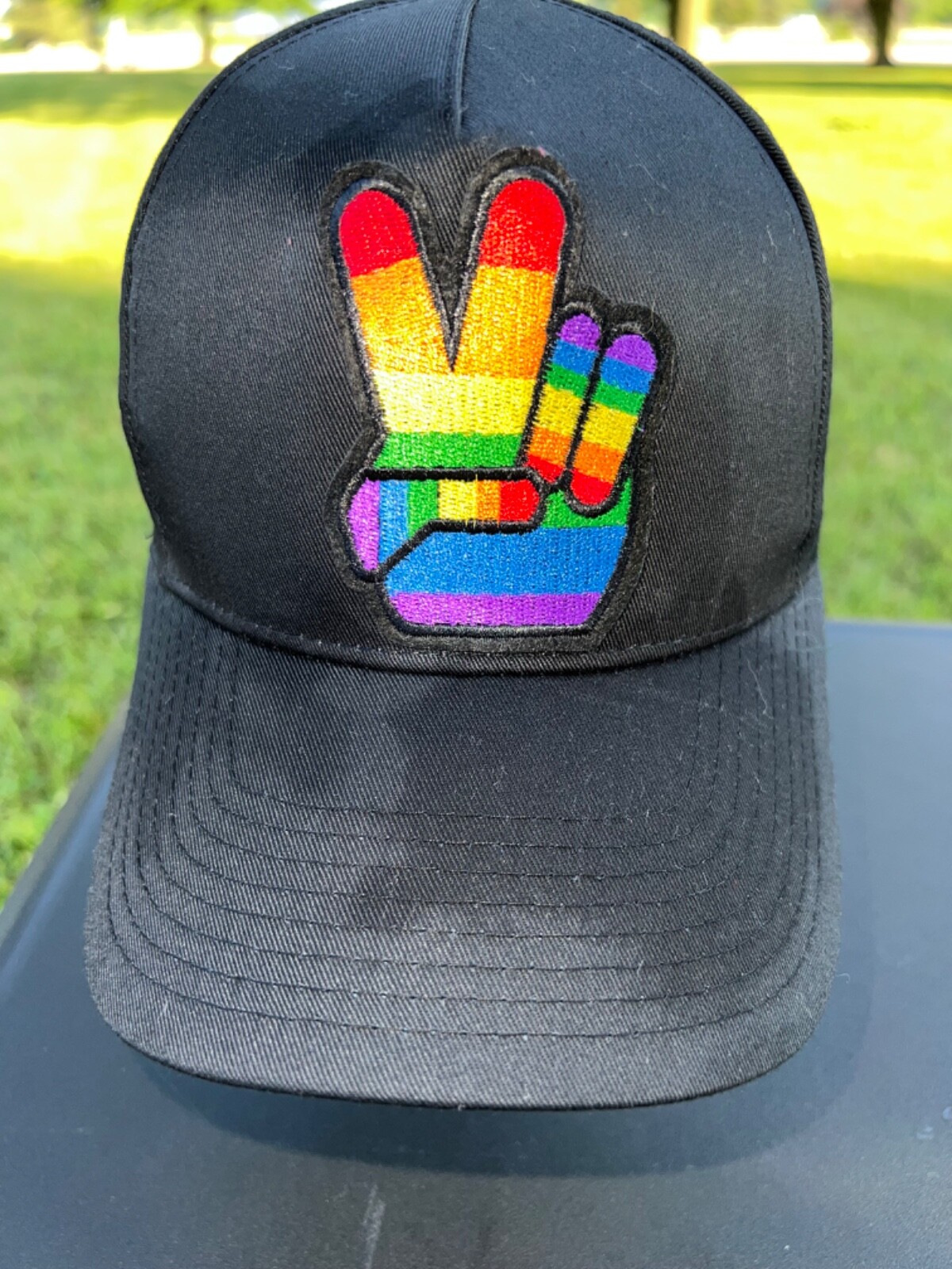 Rainbow fingers with peace sign on black Hat Cap Snapback Unbranded EUC