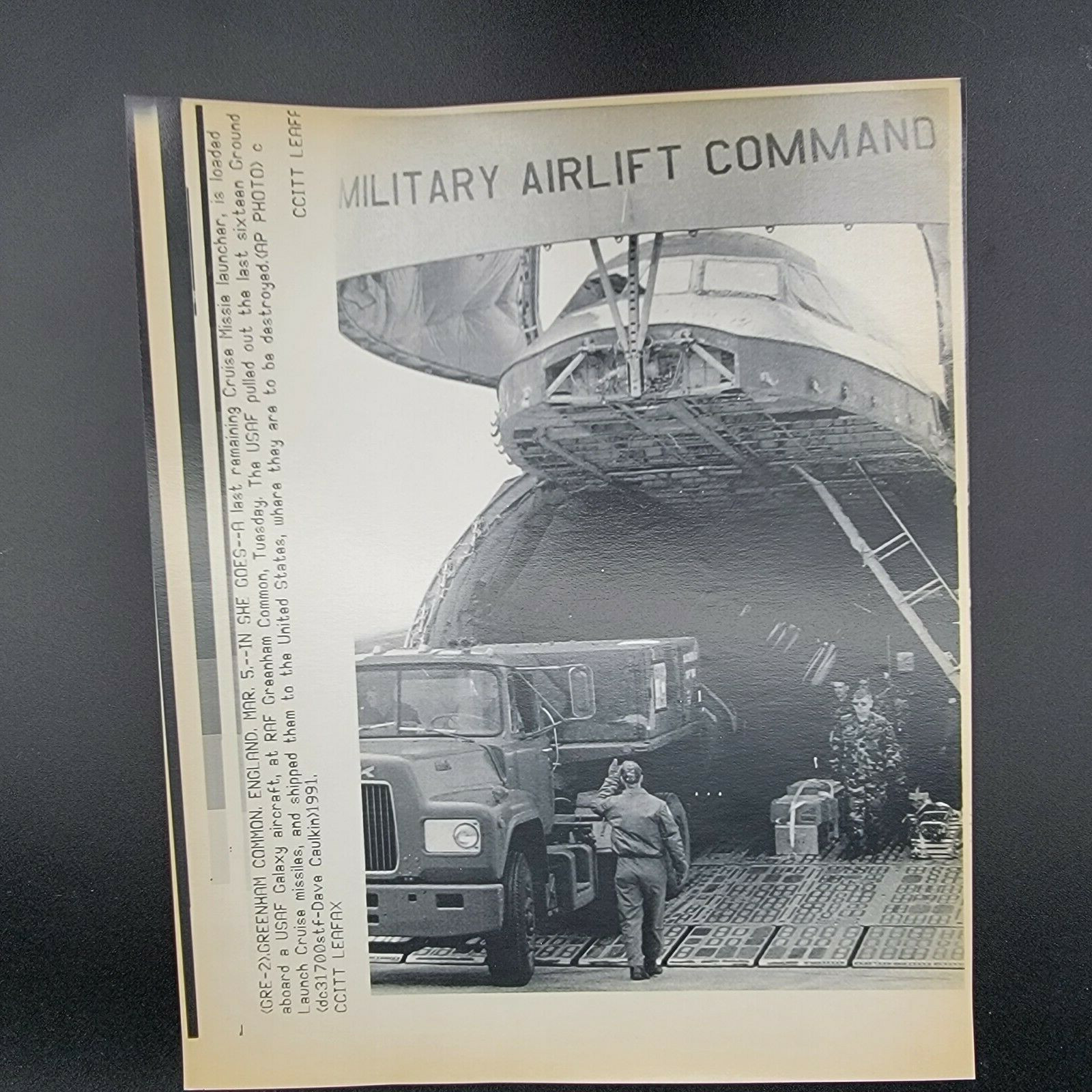Military Airlift AP Leaf Desk Press Photos Persian Gulf War 1991 England