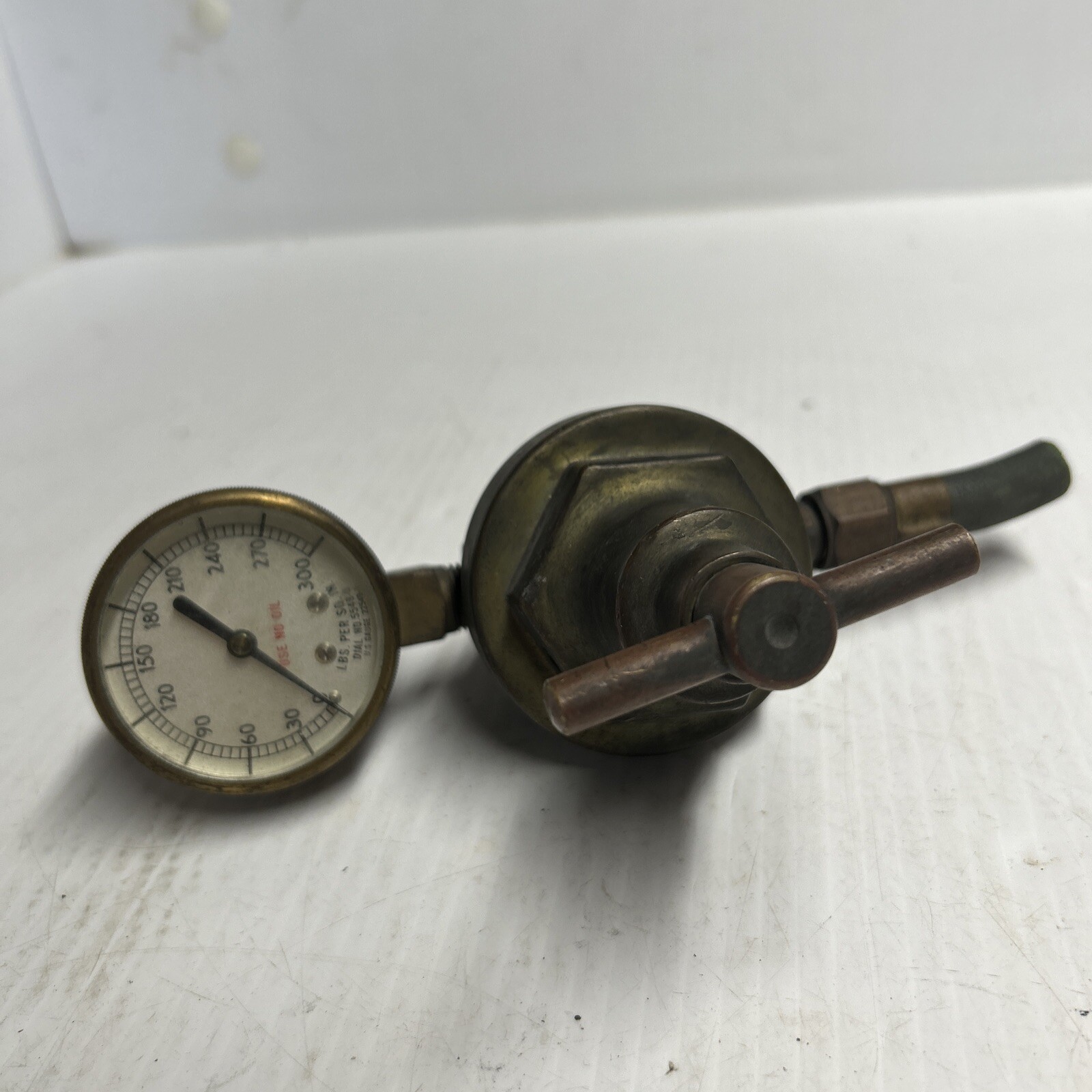 Rego 1881-S1 Oxygen Regulator 0-300 PSI Gas Valve Gauge Untested