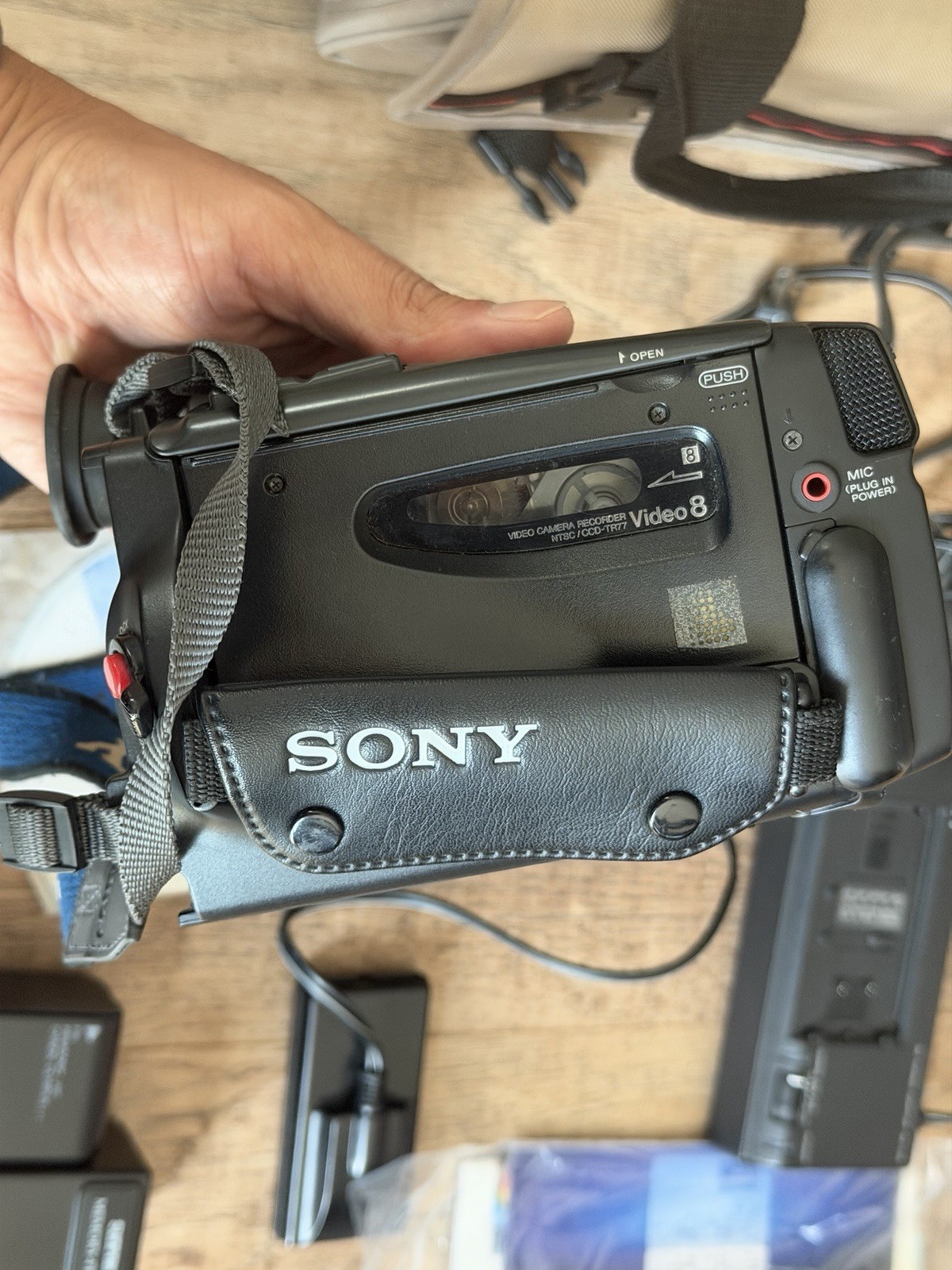 Sony Video 8 Handycam CCD-TR77 With Accessories READ DESCRIPTION