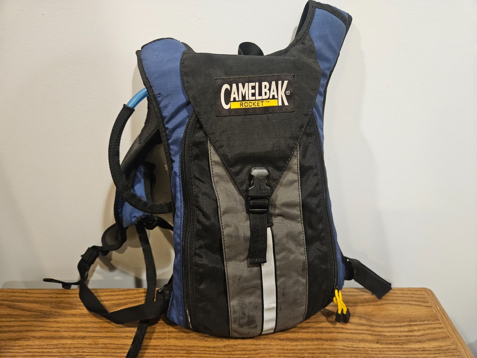 Camelbak Rocket 2.1 Liter Hydration Back Pack Blue/Black With Bladder Camel Bak