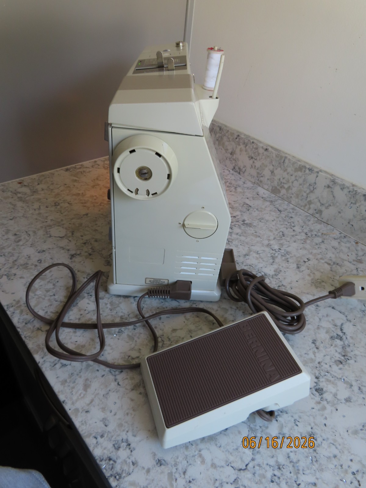 Bernina 930 record electronic sewing machine w/ arm, case, pedal works tested