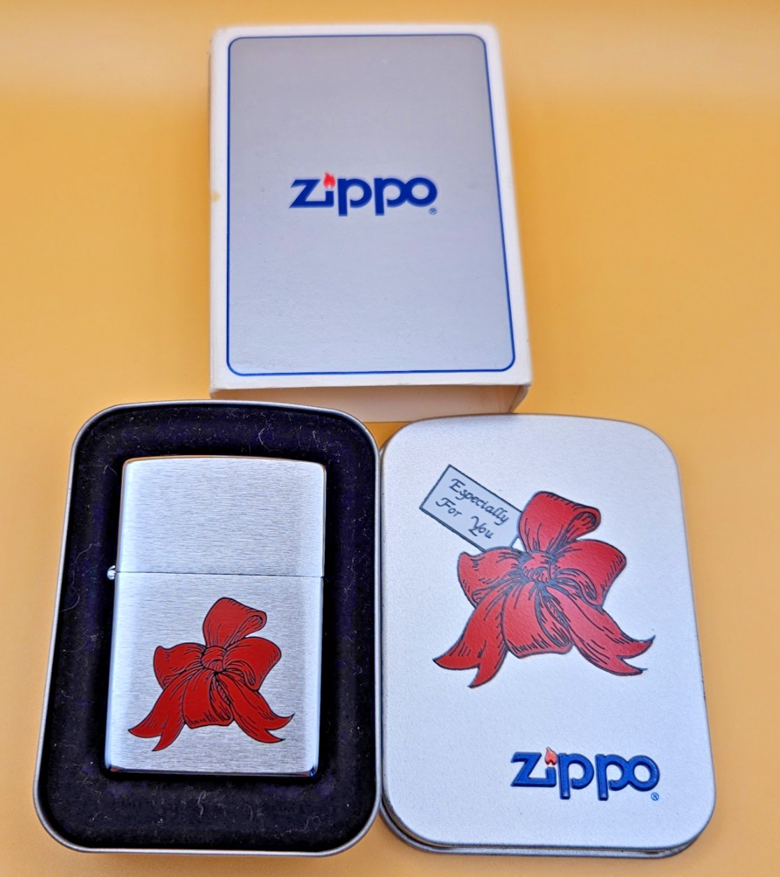 Zippo Lighter 1996 Red CHRISTMAS Bow, New in Decorative Tin & Sleeve
