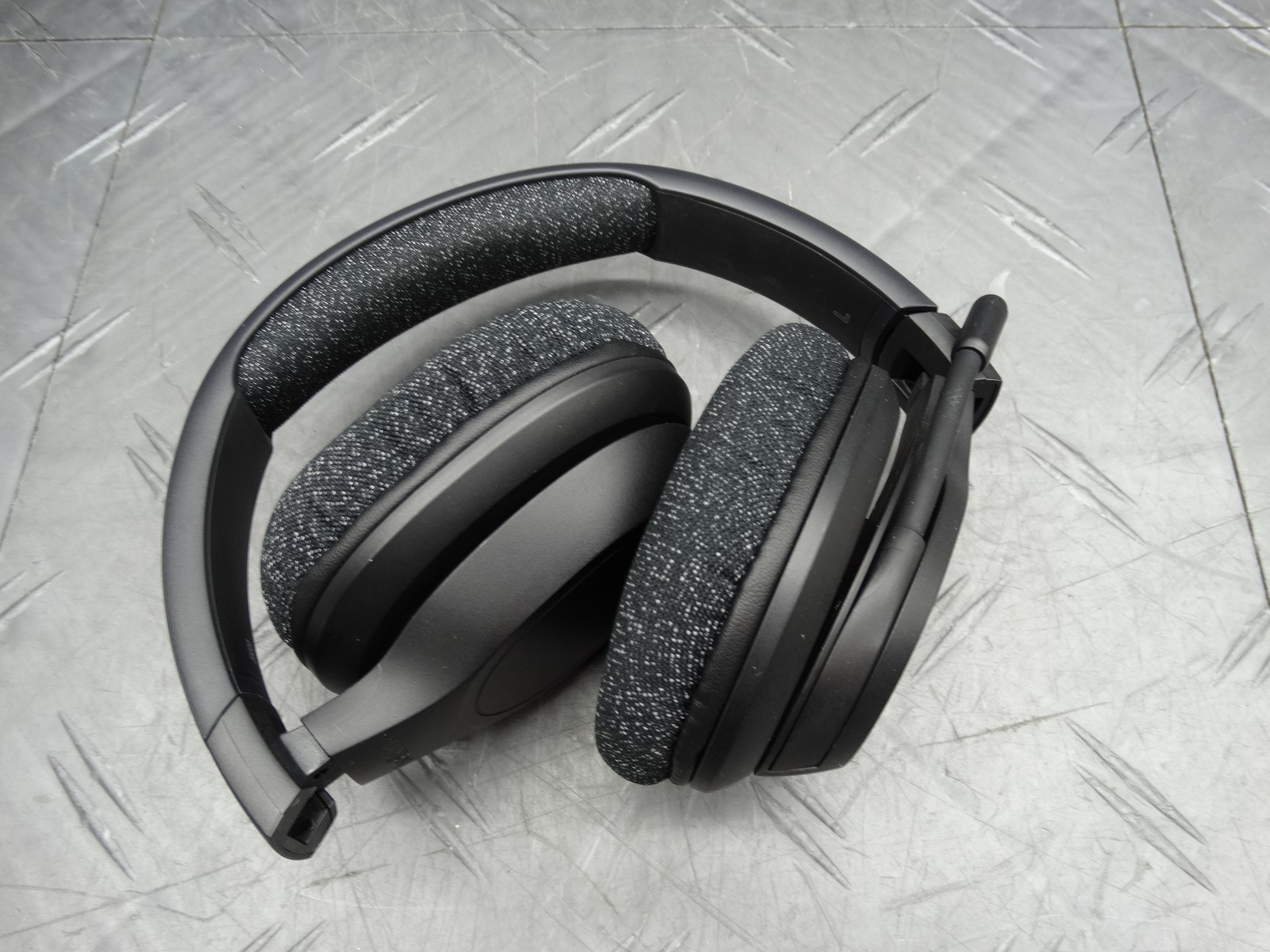 Belkin - SoundForm Adapt Wireless Over-Ear Headset