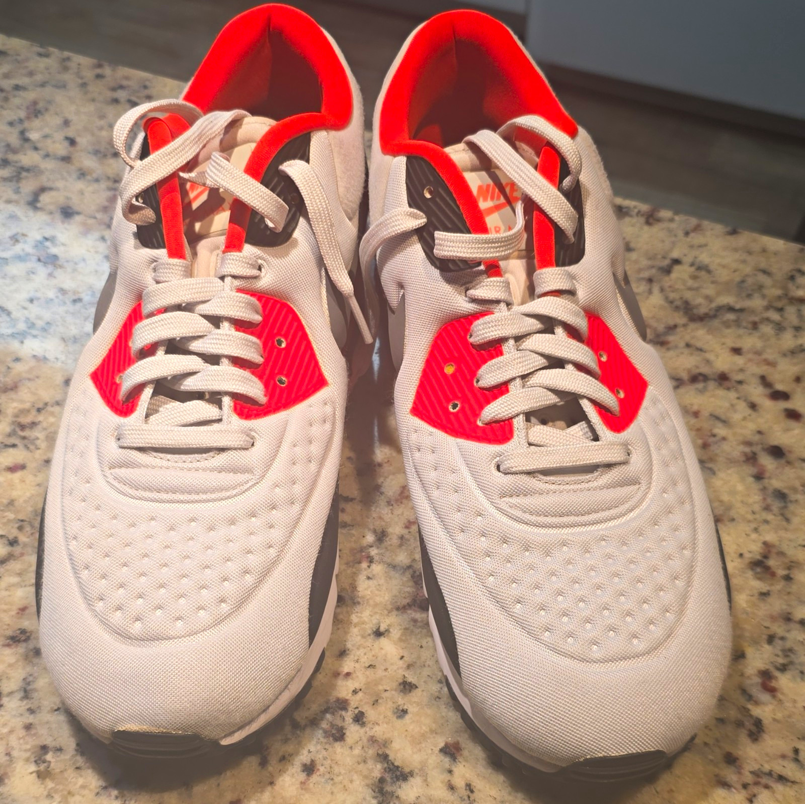Nike Air Max 90 Men’s Low Top Lace-Up Athletic Sneaker White Orange Gray