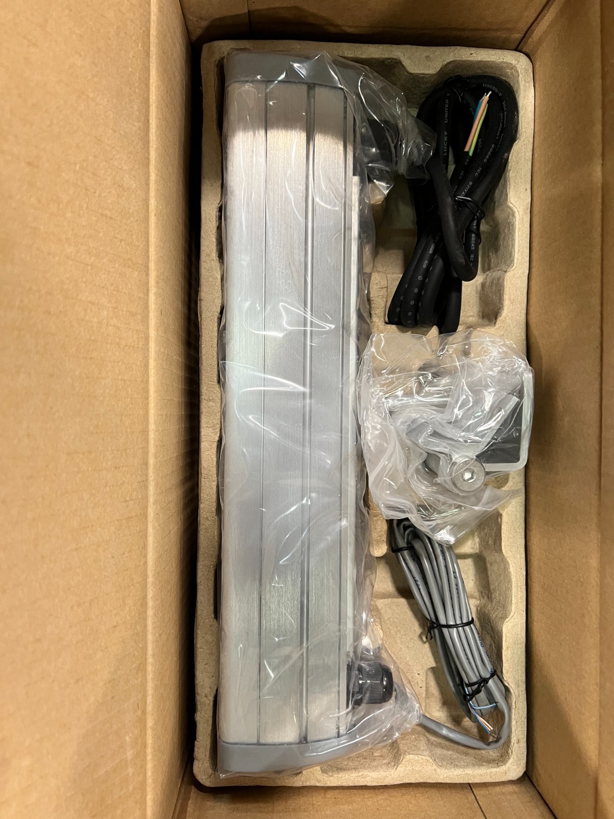 Philips (ColorKinetics) Vaya Linear RGB BCP420 6xLED-HBRGB (Lot of 4 Fixtures)