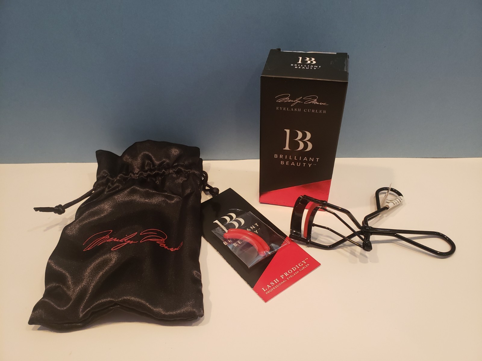 Brilliant Beauty ~ Eyelash Curler w/ Travel Pouch~ NIB