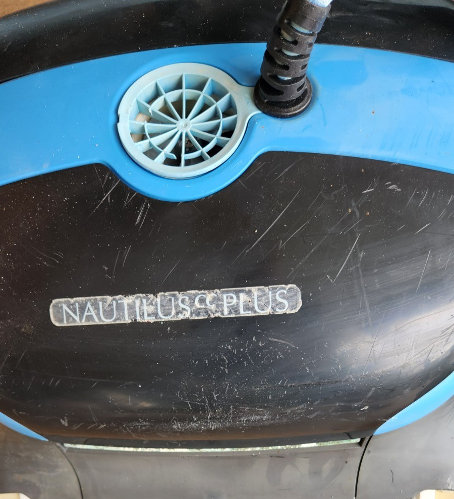 DOLPHIN NAUTILUS CC PLUS AUTOMATIC POOL VACUUM CLEANER . Needs work