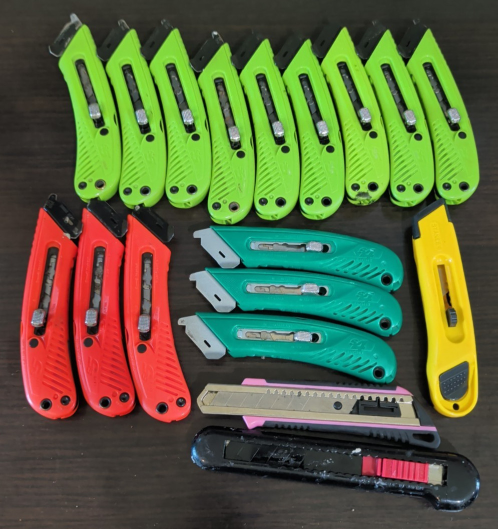 Lot of 18 Utility Knives Box Cutters Retractable & Snap-Off Tools Mixed Colors