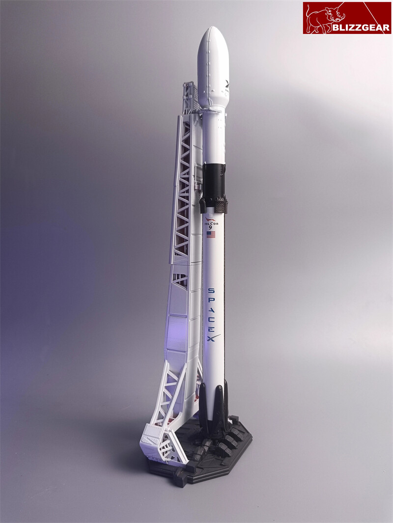 1: 200 Scale SpaceX Falcon 9 Rocket F9 with Launcher Tower Resin Model Gift 35cm