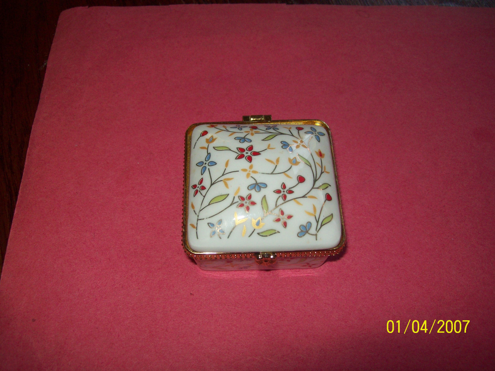 PORCELAIN TRINKET BOX WITH FLOWERS DESIGN