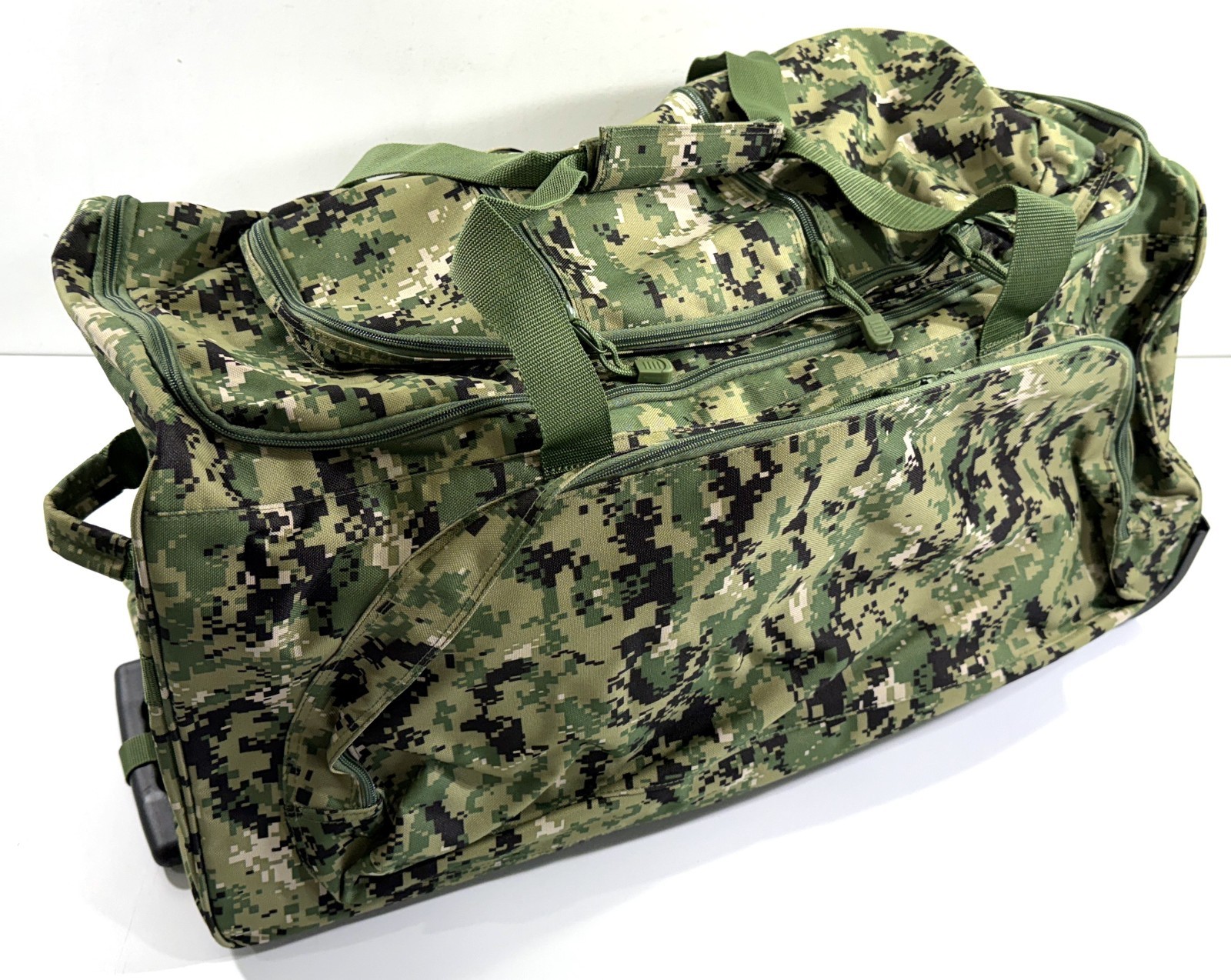 NEW MERCURY TACTICAL WHEELED DUFFLE BAG MRCT8001 WOODLAND DIGITAL CAMO 30x15x14