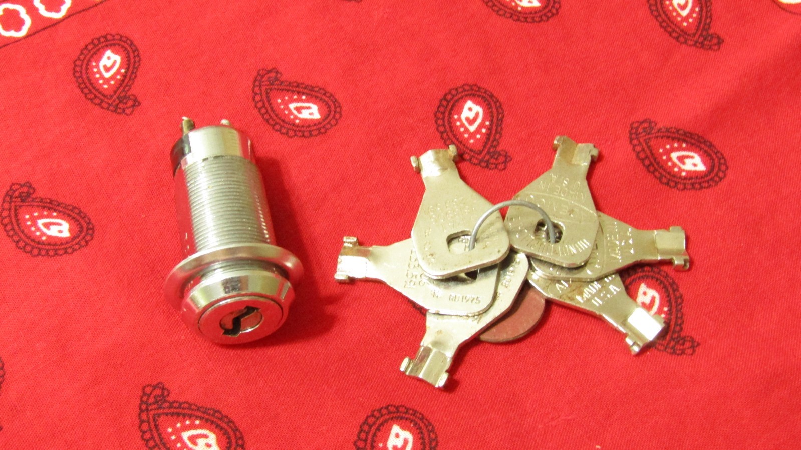 ADEMCO AD 102 Keys and Thingy