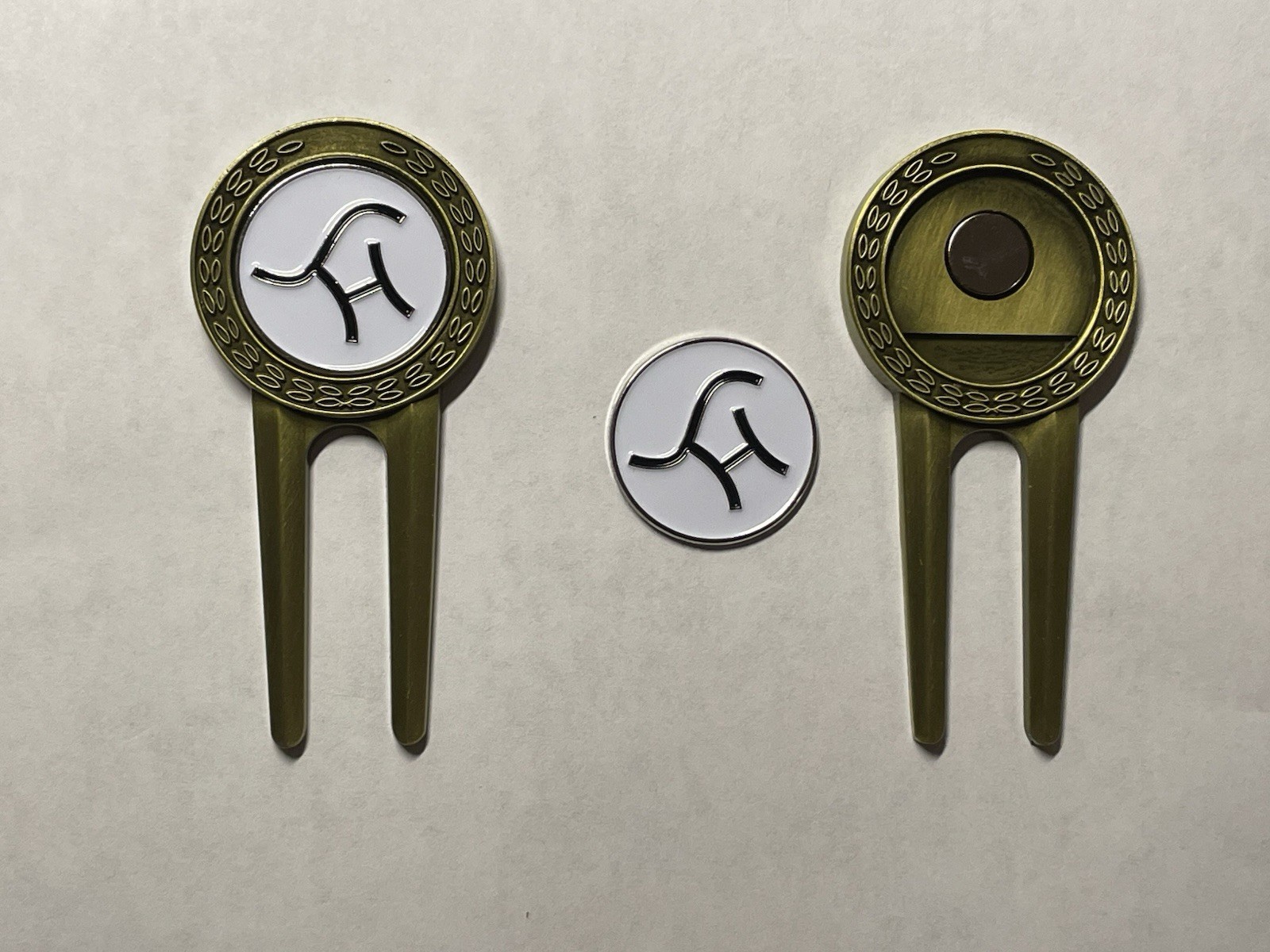 (1) Sand Hills Golf Club Divot Tool & 1" Coin Style Golf Marker - A Beauty!