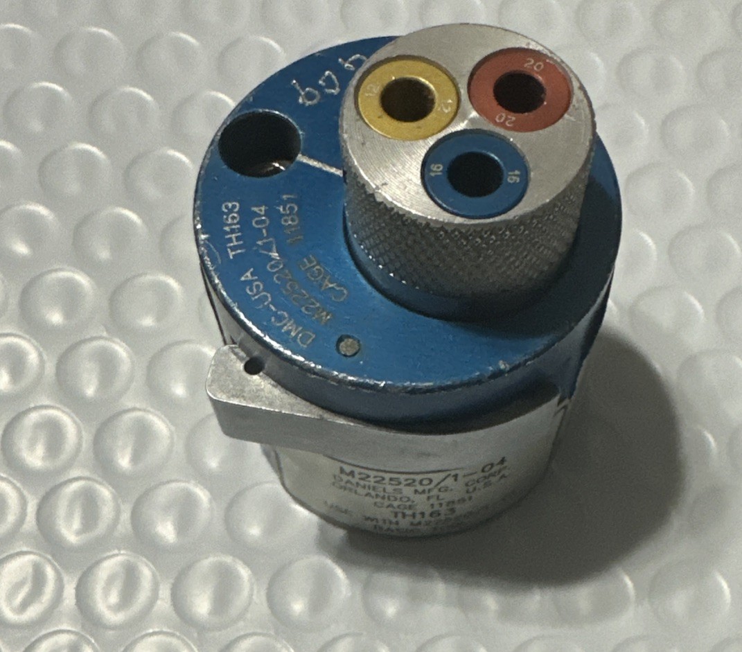 DANIELS/DMC TH163. (M22520/1-04) Locator