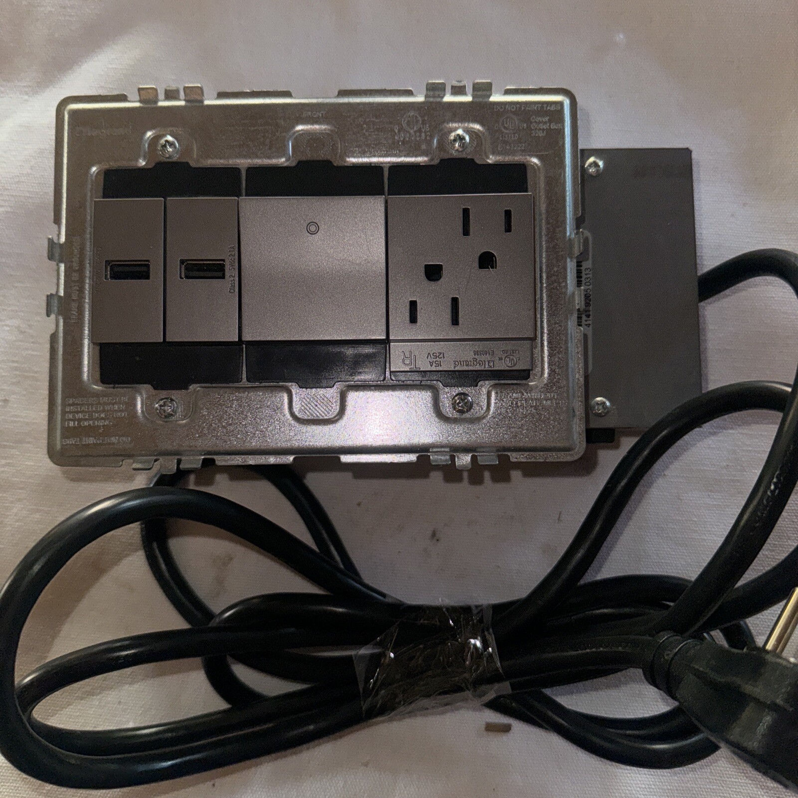 Wiremold AD3-2UPDR-W Adorne Furniture Power Center 3-Gang 2Usb Pd 1 O/L Wht