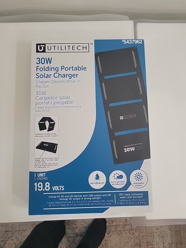 UTILITECH SOLAR PANNEL PORTABLE CHARGER 5437962 19.8VOLTS NEW